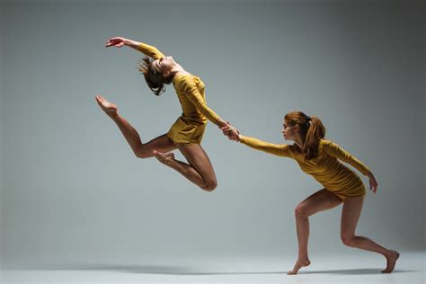 what is contemporary dance? how does it reflect the essence of human emotions?